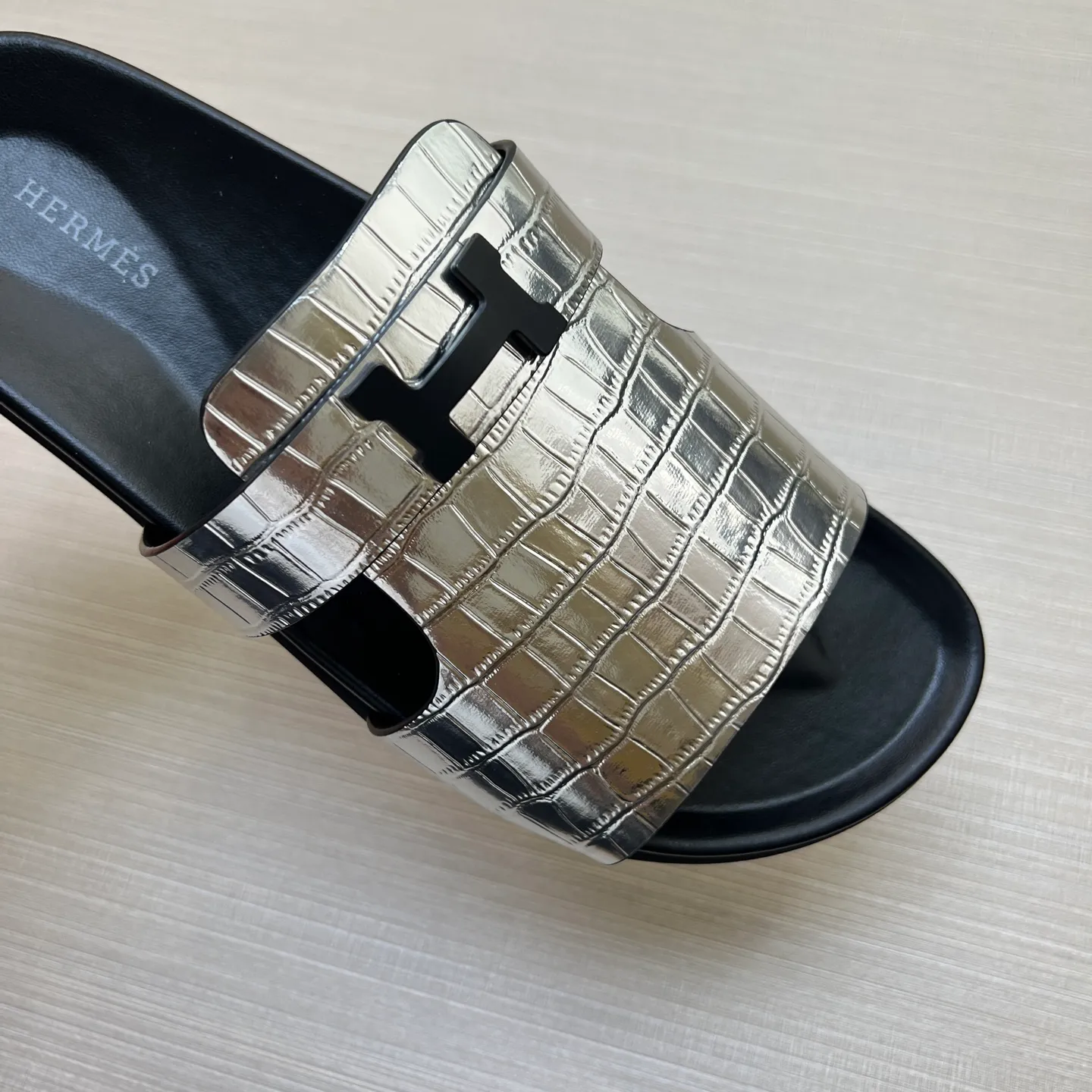 [H Family Hermès] P: 360💰 Size: 38-45 Hermes Men’s Kazimir Slippers - 2025 Summer New Hermès Same as the original version, with colored cowhide surface + rubber combined sole, handmade by master-level craftsmen! ❥High-end customization, exclusive products, the highest version in the industry.